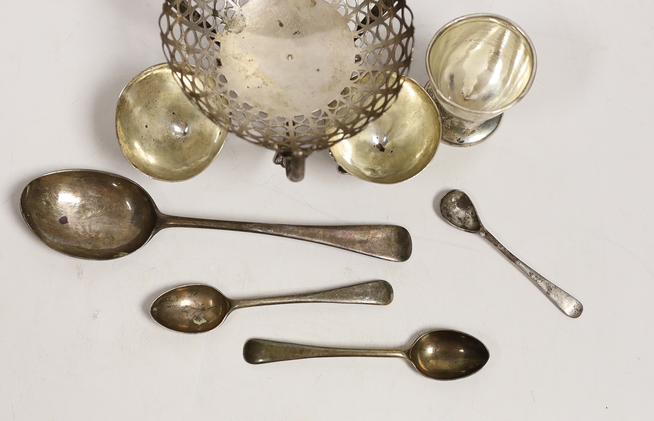 An Edwardian pieced silver bonbon dish on raised tripod supports, Birmingham, 1906, height 78mm, two small silver salts, a silver egg cup and four silver spoons, 7.7oz.